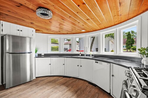 Fantastic Voyage on Pewaukee Lake| Location, Comfort, Experience