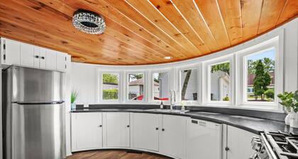 Fantastic Voyage on Pewaukee Lake| Location, Comfort, Experience