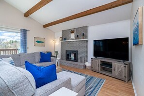 Smart TV, fireplace, books - Deep Lake: 25 min to WI Dells, Family & Dog friendly (Oxford)