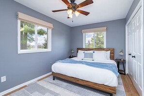 3 soveværelser, skrivebord, strygejern/strygebræt, weekendseng