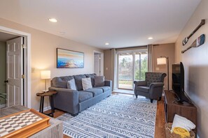 Smart TV, caminetto, libri