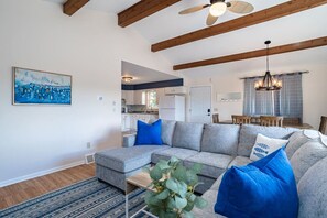 Smart TV, caminetto, libri