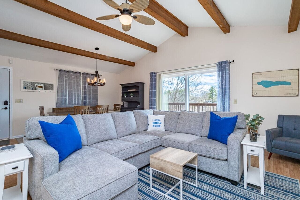 Smart-TV, Kamin, Bücher