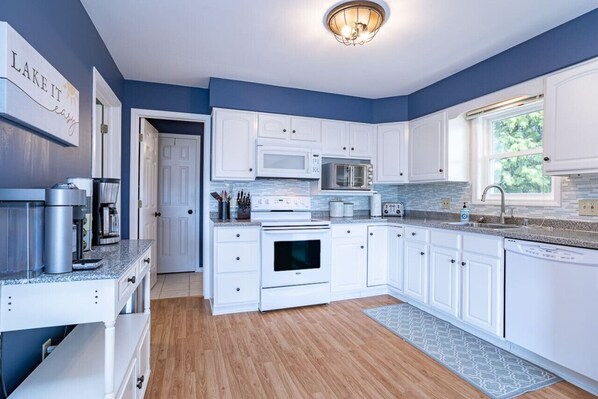 Frigorifero, microonde, forno, piano cottura