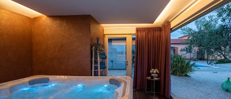 Indoor spa tub