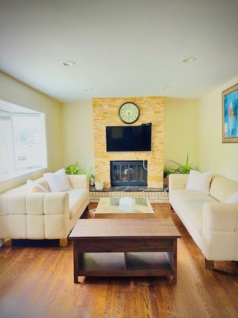 Smart TV. Spacious 6-bedroom house in Edison near TopGolf & Supercharge with AC, WiFi