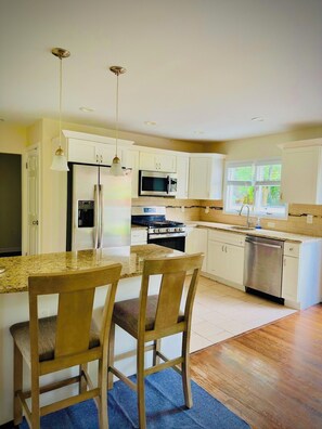 Fridge, microwave, oven, stovetop - Spacious 6-bedroom house in Edison near TopGolf & Supercharge with AC, WiFi (Edison)