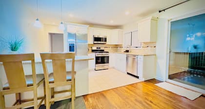 Spacious 6-bedroom house in Edison near TopGolf & Supercharge with AC, WiFi