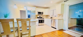 Spacious 6-bedroom house in Edison near TopGolf & Supercharge with AC, WiFi
