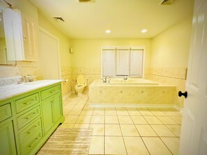 Secadora de cabello, bidet, toallas, jabón