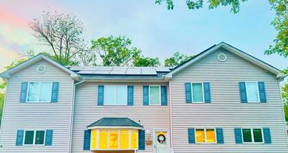 Spacious 6-bedroom house in Edison near TopGolf & Supercharge with AC, WiFi