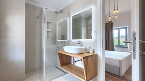 Dusche, Haartrockner, Handtücher