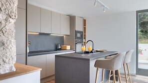 Refrigerador, microondas, horno y lavavajillas 