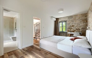 4 bedrooms, iron/ironing board, free WiFi, bed sheets