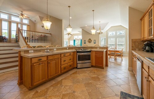 C5124 Angel's Retreat 18. Pool, Cabana, Elevator, Pets, Rec Room, Open YR!