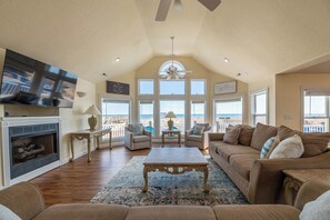 Smart-tv, een open haard en tafelvoetbal