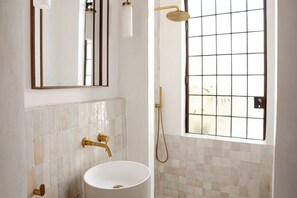 Shower, hair dryer, towels, soap - A special house in the historic heart of Seville, to share with those you love. (Sevilla)