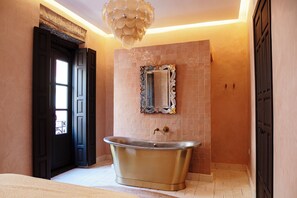7 bedrooms, iron/ironing board, travel crib, WiFi - A special house in the historic heart of Seville, to share with those you love.  (Sevilla)