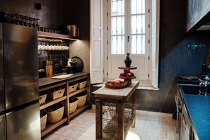 Four, plaque de cuisson, lave-vaisselle, cafetière/bouilloire