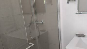 Serviettes fournies, papier toilette