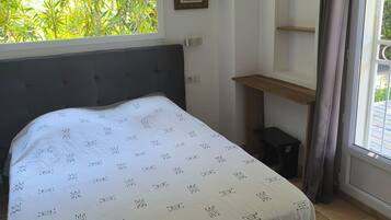 1 chambre, fer et planche Ă repasser, Wi-Fi gratuit, draps fournis