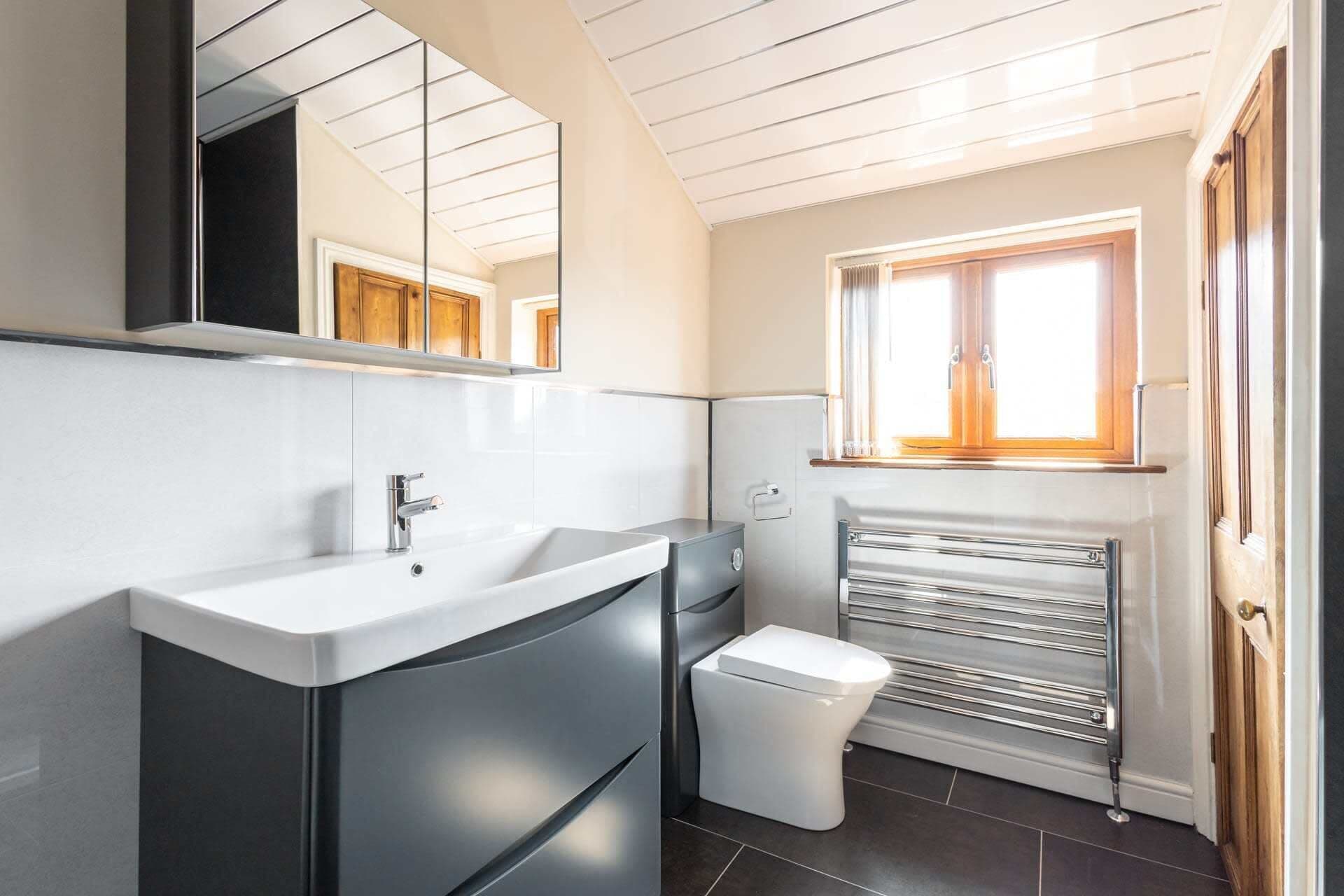 Douche, séchoir à cheveux, serviettes fournies, shampooing