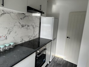 Apartment | Private kitchen | Fridge, microwave, oven, stovetop - Comfy 2-bedroom Apartment (Birmingham)