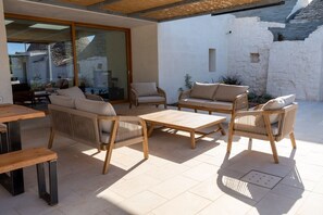 Terrace/patio - A Trullo Like No Other - Timeless Style, Modern Comforts. Private Pool (Selva di Fasano)