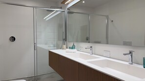 Bruser, hårtørrer, bidet, håndklæder