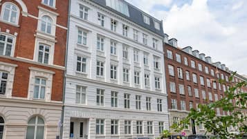 Apartment, 3 Bedrooms, Balcony, Garden View | Front of property