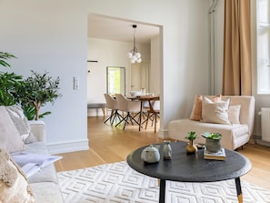 Apartamento, 3 quartos, sacada, vista para o jardim | Sala de estar