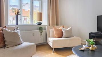 Apartment, 3 Bedrooms, Balcony, Garden View | Living room