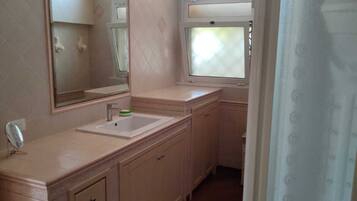 Doccia, bidet, asciugamani, carta igienica