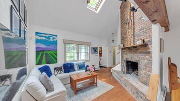 House, 4 Bedrooms | Living area