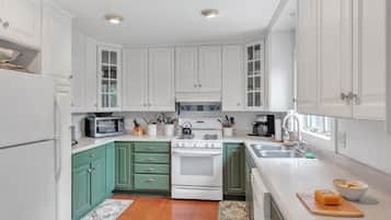 House, 3 Bedrooms | Private kitchen