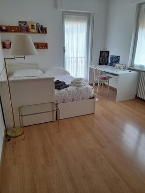 2 bedrooms, desk, bed sheets