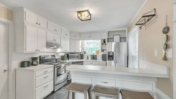 House, 2 Bedrooms | Private kitchen | Fridge, oven, coffee/tea maker, toaster