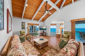 Condo, 3 habitaciones | Área de sala de estar | Smart TV 