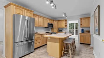 House, 3 Bedrooms | Private kitchen | Fridge, oven, coffee/tea maker, toaster