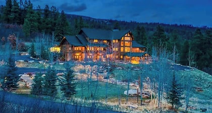 Majestic Manor with Private Pool, Theater Room, Large outdoor wedding altar