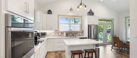 Geladeira, micro-ondas, fogão, cooktop