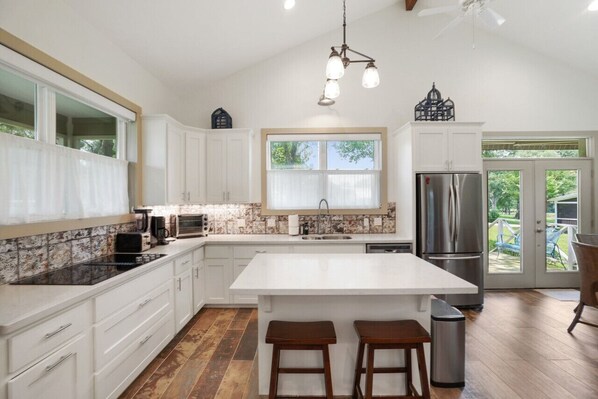 Réfrigérateur, micro-ondes, four, plaque de cuisson