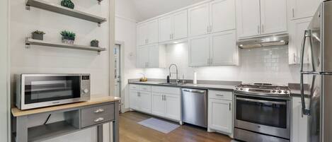 Jääkaappi, mikroaaltouuni, uuni, liesi