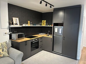 Kühlschrank, Mikrowelle, Wasserkocher, Toaster