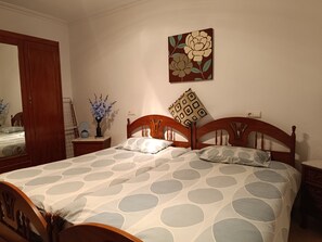 House | 3 bedrooms, iron/ironing board, free WiFi, bed sheets
