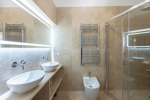 Shower, free toiletries, hair dryer, bidet - Amazing Domus Ruspoli  (Roma)