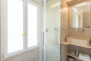 Douche, articles de toilette gratuits, sèche-cheveux, bidet