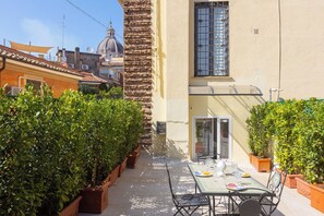 Outdoor dining - Amazing Domus Ruspoli  (Roma)