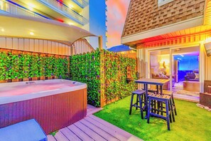 Outdoor dining - Modern Luxurious private HOT TUB 2story beachside Villa (Myrtle Beach)