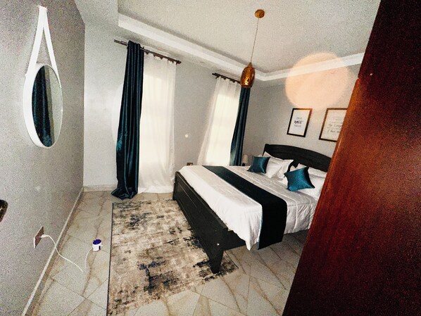 1 dormitorio, tabla de planchar con plancha, wifi y ropa de cama